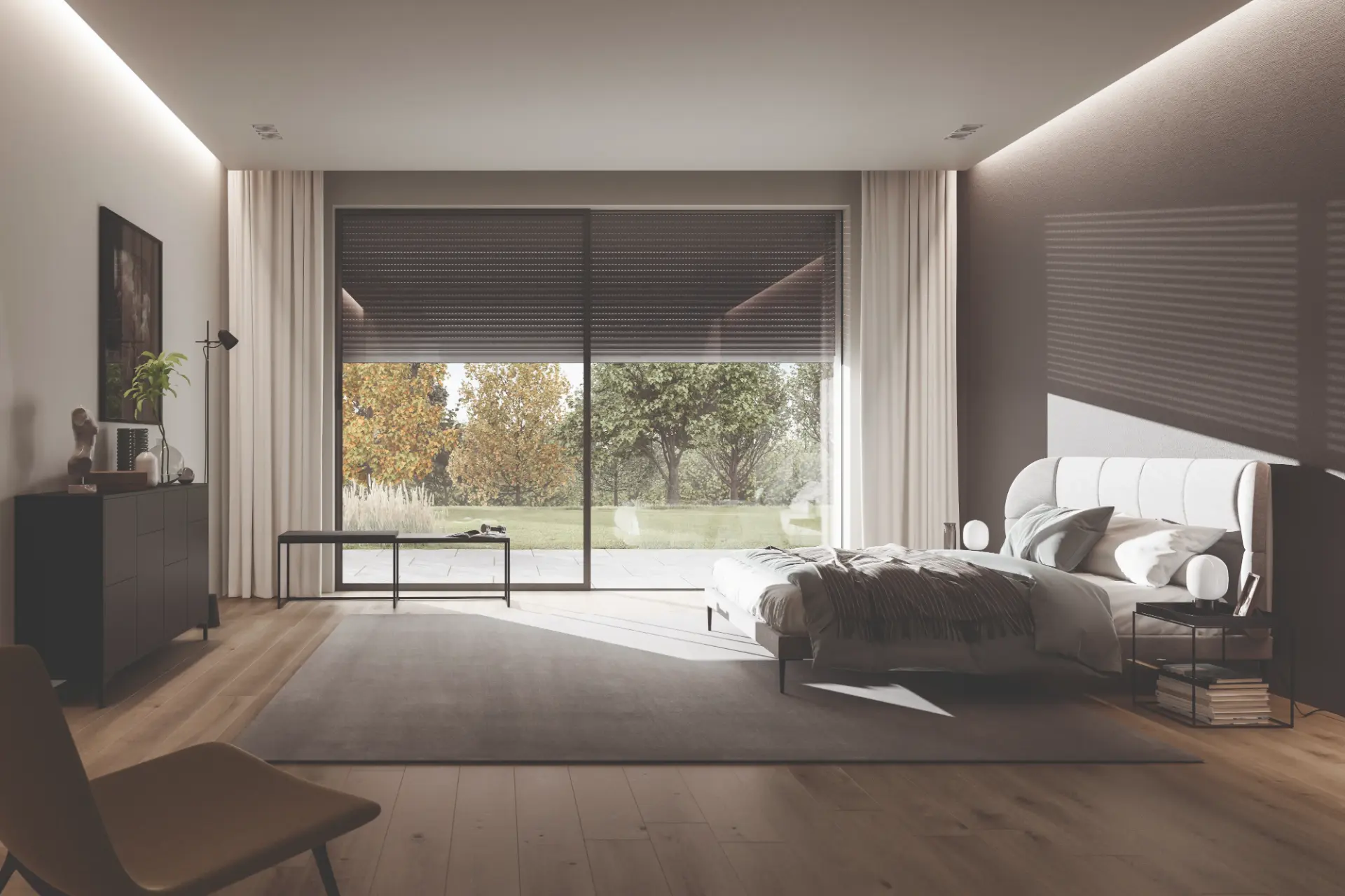 Halb heruntergelassener Vorbaurollladen an der Fensterfront eines Schlafzimmers, dahinter herbstliche Bäume